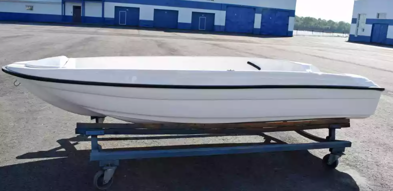 Стеклопластиковая лодка Пингвин (тримаран) в Боровичах