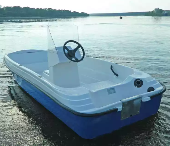 Стеклопластиковая лодка Пингвин с консолью (тримаран) в Боровичах