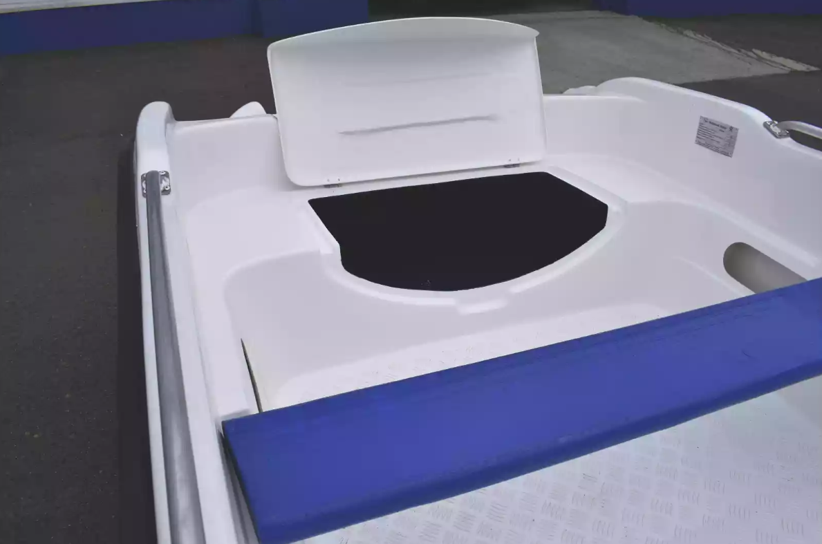 Стеклопластиковая лодка Пингвин New (тримаран) в Боровичах