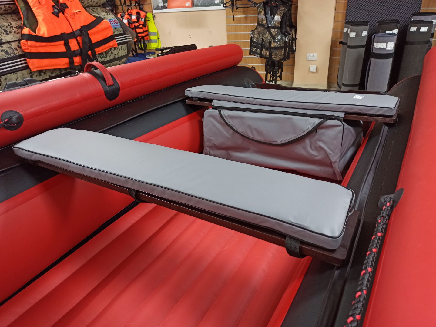 КОМПЛЕКТ МЯГКИХ НАКЛАДОК С СУМКОЙ ДЛЯ ЛОДОК 110Х20 СЕРЫЙ в Боровичах