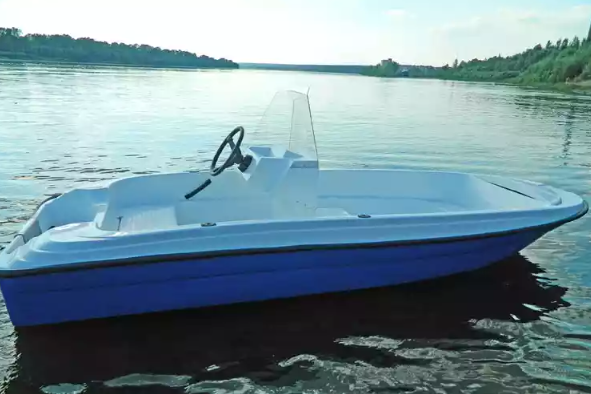Стеклопластиковая лодка Пингвин с консолью (тримаран) в Боровичах