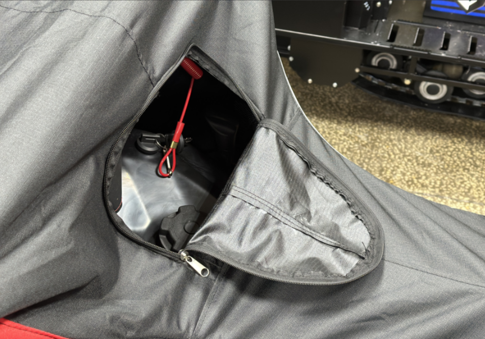 Чехол транспорт. снегохода IKUDZO HUNTER черно-красный Оксфорд ПРЕМИУМ качества с лого IKUDZO в Боровичах