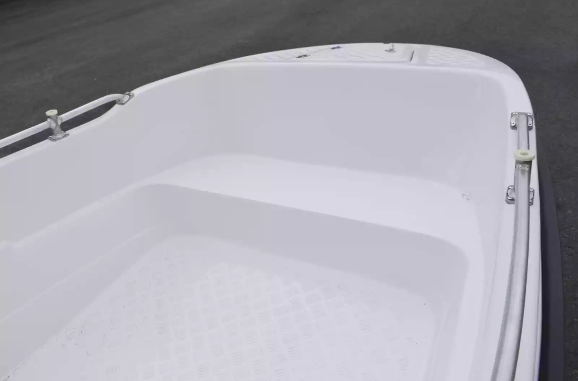 Стеклопластиковая лодка Пингвин New (тримаран) в Боровичах