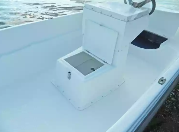 Стеклопластиковая лодка Пингвин с консолью (тримаран) в Боровичах