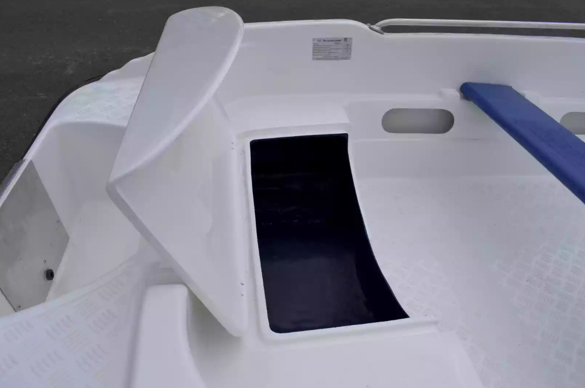 Стеклопластиковая лодка Пингвин New (тримаран) в Боровичах