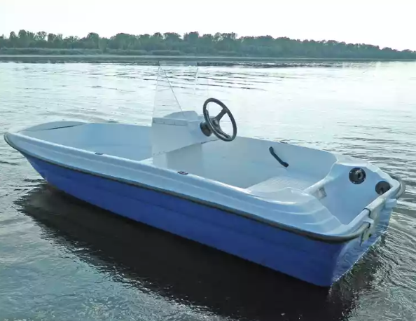 Стеклопластиковая лодка Пингвин с консолью (тримаран) в Боровичах
