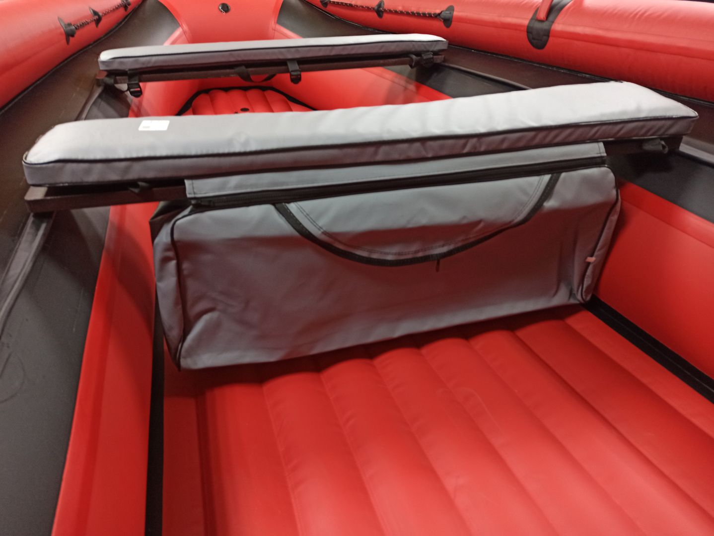 КОМПЛЕКТ МЯГКИХ НАКЛАДОК С СУМКОЙ ДЛЯ ЛОДОК 110Х20 СЕРЫЙ в Боровичах