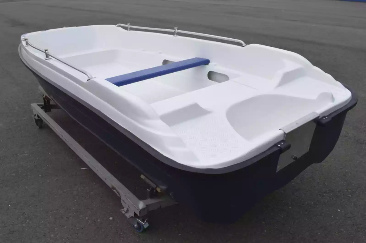 Стеклопластиковая лодка Пингвин New (тримаран) в Боровичах