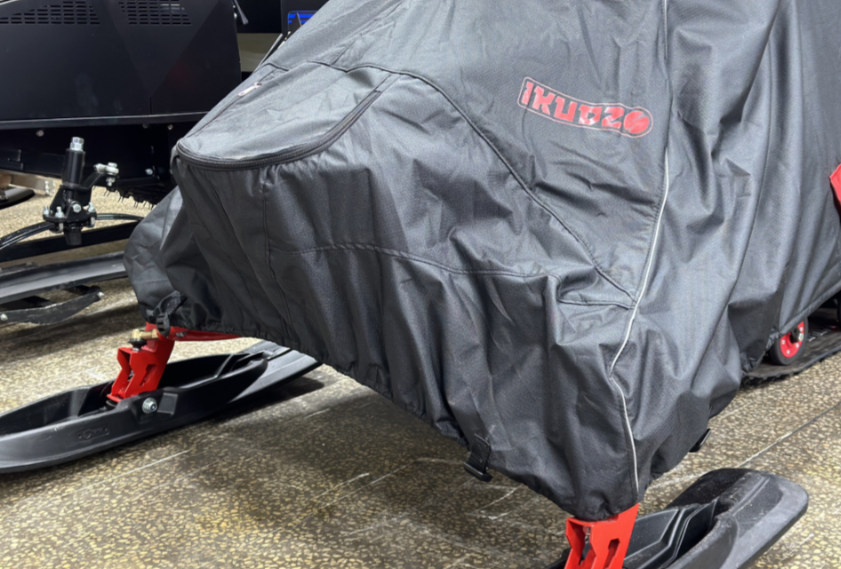 Чехол транспорт. снегохода IKUDZO HUNTER черно-красный Оксфорд ПРЕМИУМ качества с лого IKUDZO в Боровичах