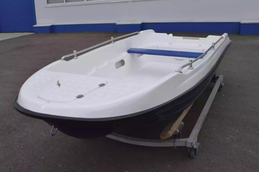 Стеклопластиковая лодка Пингвин New (тримаран) в Боровичах