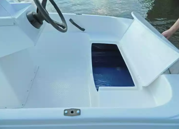 Стеклопластиковая лодка Пингвин с консолью (тримаран) в Боровичах