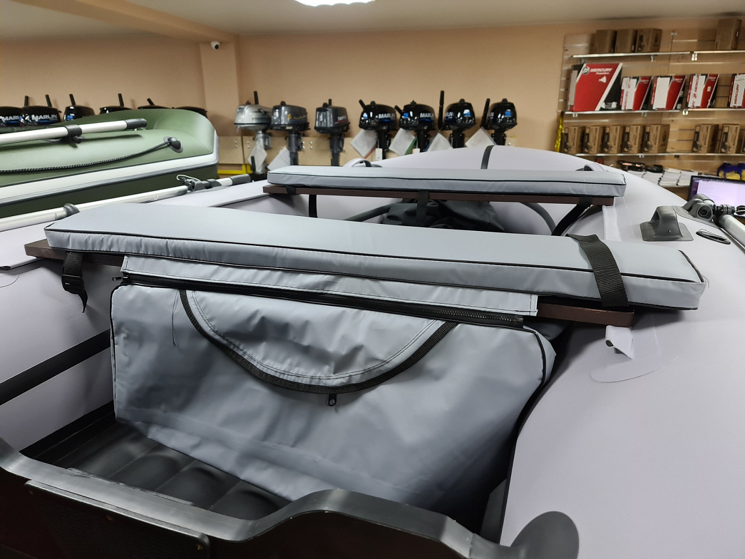 КОМПЛЕКТ МЯГКИХ НАКЛАДОК С СУМКОЙ ДЛЯ ЛОДОК 110Х20 СЕРЫЙ в Боровичах