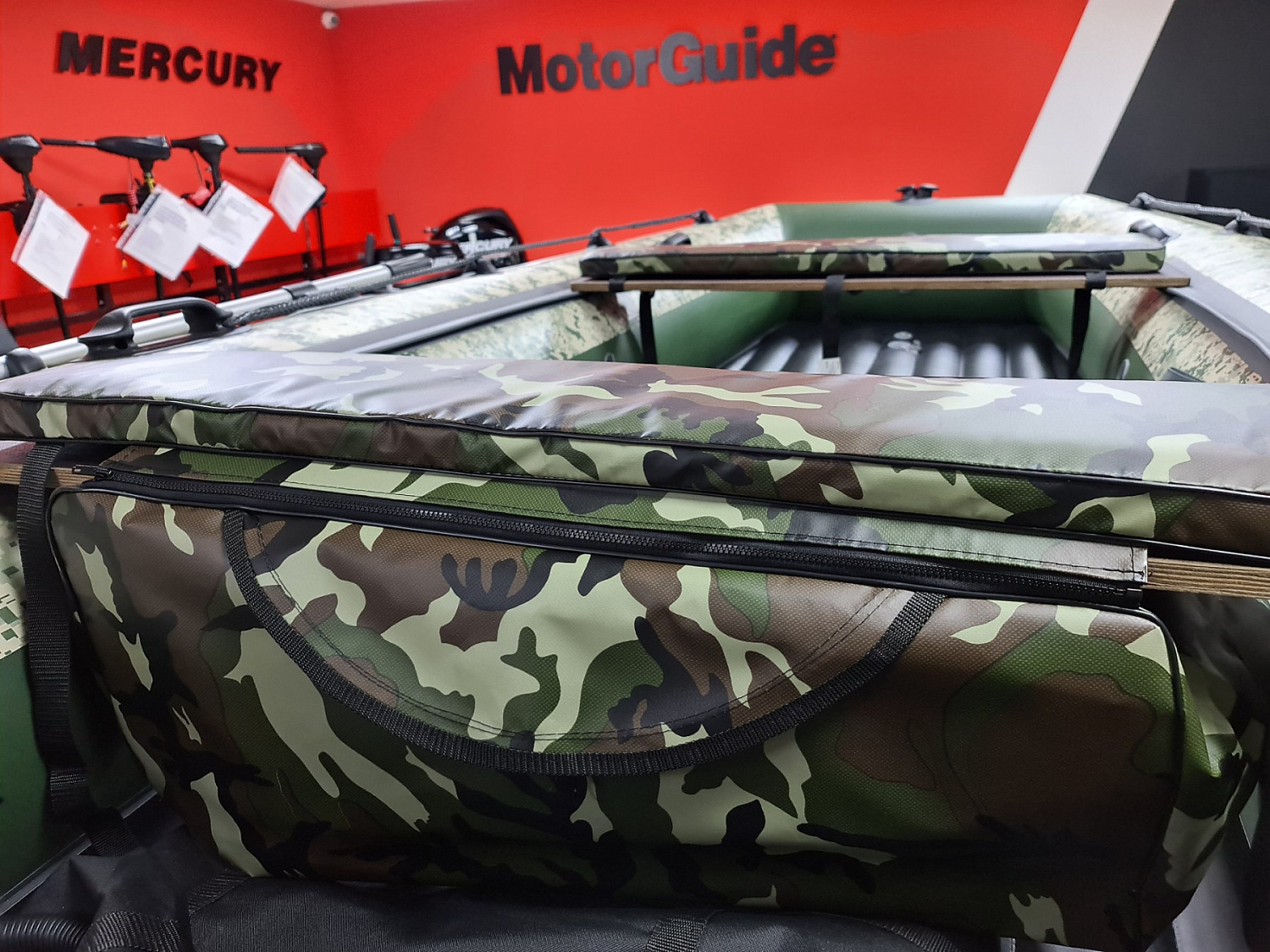 КОМПЛЕКТ МЯГКИХ НАКЛАДОК С СУМКОЙ ДЛЯ ЛОДОК 105Х20 КАМУФЛЯЖ в Боровичах