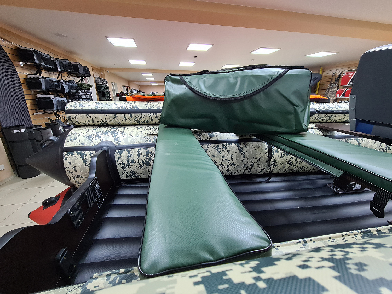 КОМПЛЕКТ МЯГКИХ НАКЛАДОК С СУМКОЙ ДЛЯ ЛОДОК 110Х20 ЗЕЛЕНЫЙ в Боровичах